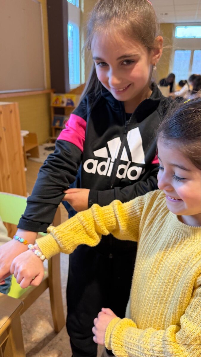 Kleuters 2025 - trots met armbandjes